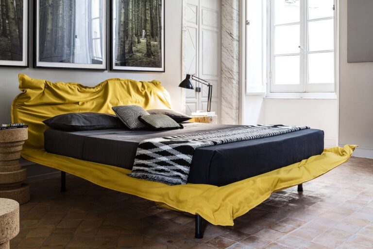 mogg_bed_bighug