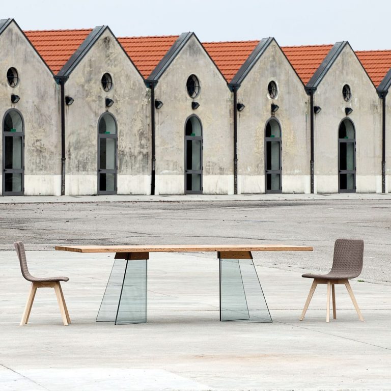 artik-fixed-table-made-of-transparent-glass-with-solid-wooden-top-in-light-oak-colour (1)
