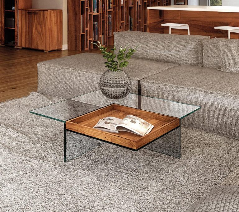 glascouchtisch-mit-holztablett-dreieck-design-serva-nussbaum-lifestyle