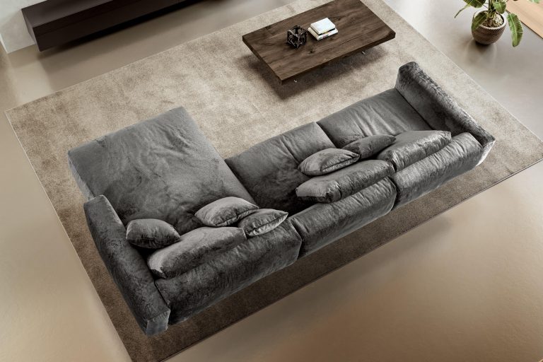 divano-comodo-grigio-con-chaise-longue