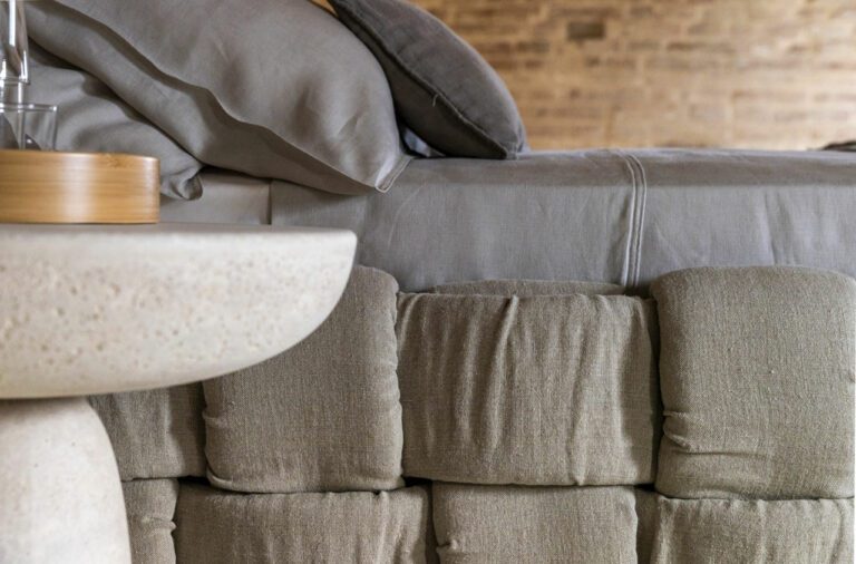 mogg_bed_flirt_07-1280x844