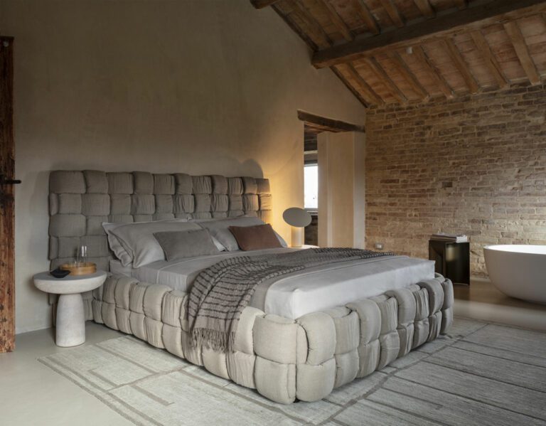 mogg_bed_flirt_21-1280x999