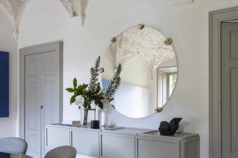 mogg_mirrors_SELFIE_Header-1280x853