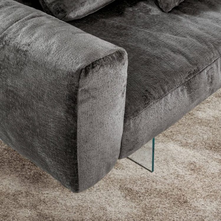 dettaglio-imbottitura-divano-comodo-grigio